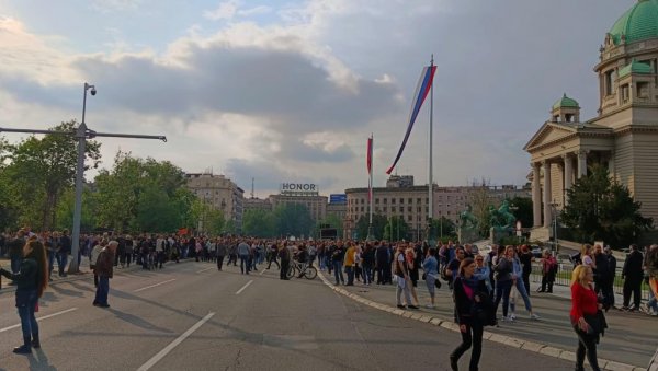ОПИЈАЊЕ: Ружна сцена на почетку протеста опозиције (ФОТО)