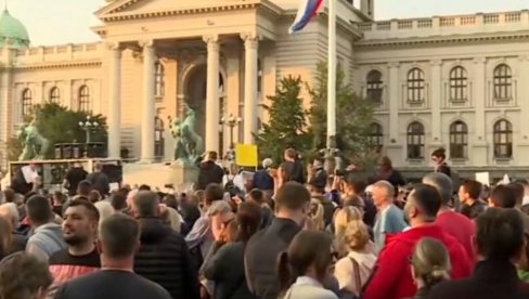 SKANDAL NA PROTESTU PROTIV NASILJA: Blokiraćemo Srbiju dok Vučić ne ode (VIDEO)