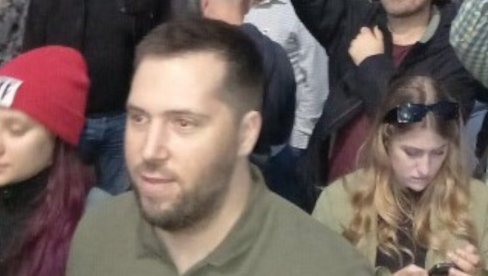 ПУЦАЋЕ ПИШТОЉИ, ИМА СВЕ ДА СЕ ПУШИ: Опозиционар прети крвопролићем (ФОТО)