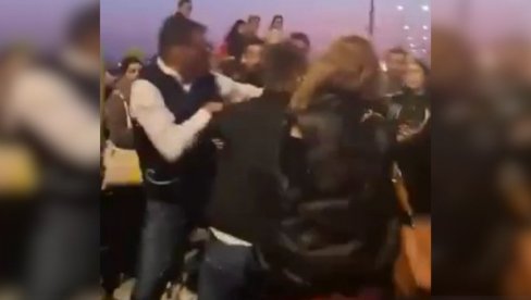 TUČA NA GAZELI: Savo Manojlović šutira drugog učesnika protesta (VIDEO)