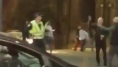 HAOS NA PROTESTIMA: Demonstranti se tuku, napadnut i policajac (VIDEO)