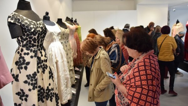 ЈОВАНКА БРОЗ ЈЕ ЋУТАЛА АЛИ... Шта су хаљине које је носила и слике говориле уместо ње (ФОТО)