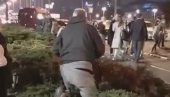 RUŽNE SLIKE SE SAMO NIŽU: Pijančenje na protestu prozapadne opozicije (VIDEO)