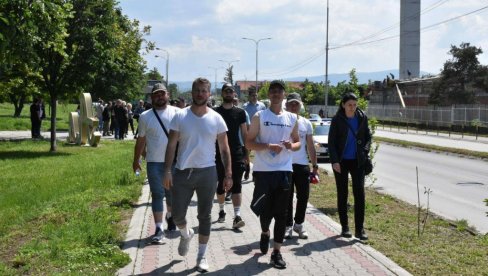САМО СЛОЖНА СРБИЈА ИМА НАДУ: Јунаци с Косова и Метохије дочекани у Алексинцу уз воће и освежење (ФОТО)