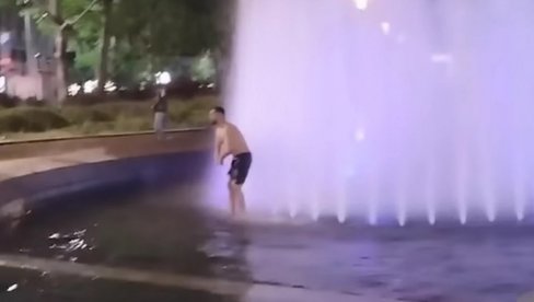 NE MOGU DOČEKATI LETO: Mladići otvorili sezonu kupanja u fontani na Trgu Nikole Pašića (FOTO)