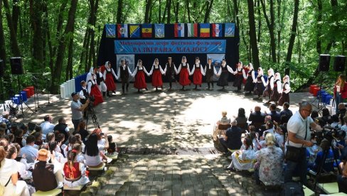 GRAČANICI NA DAR: Na Fruškoj gori počeo treći Međunarodni festival folklora