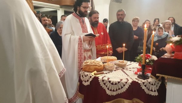 И РАСЕЉЕНИ НЕ ЗАБОРАВЉАЈУ СВОЈ ХРАМ: У Храму Светог Николе у Приштини обележена слава