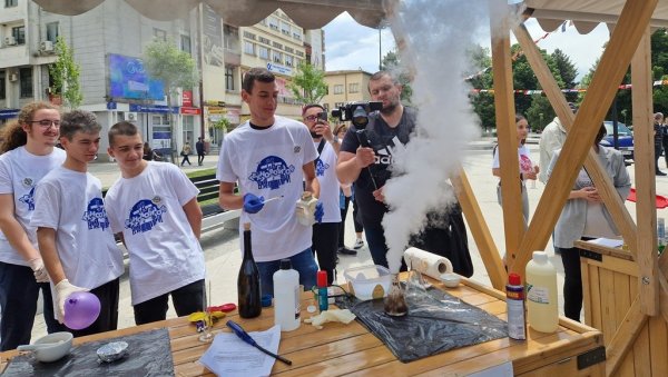 БУЂЕЊЕ ИНТЕРЕСОВАЊА ЗА УЧЕЊЕМ: Фестивал науке и технологије на лесковачком тргу