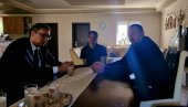 VUČIĆ U DUBONI I MALOM ORAŠJU: Razgovara sa porodicama žrtava masakra