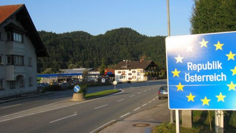 МЕШТАНИ ХАЛШТАТА КИПТЕ ОД БЕСА:  Локално становништво аустријског града протестује против масовног туризма
