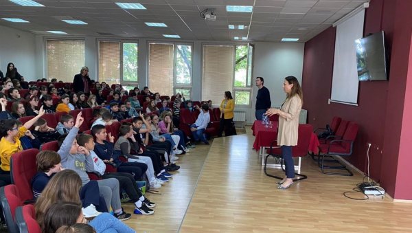 САРАДЊА СА НАСТАВНИЦИМА И ЂАЦИМА: Представници Британског савета у краљевачкој основној школи