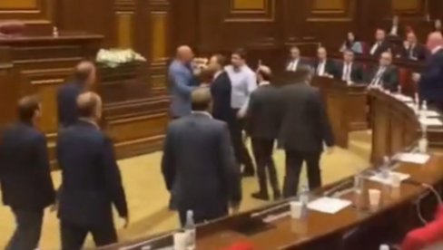 TUČA U JERMENSKOM PARLAMENTU: Incident se dogodio nakon govora poslanika opozicione frakcije (VIDEO)