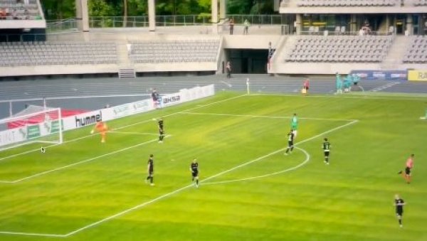 ФУДБАЛСКА ГЛУПОСТ ГОДИНЕ, МА ДЕЦЕНИЈЕ! Овакав аутогол се не виђа ни на видео игрици!