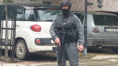 TZV. KOSOVSKA POLICIJA POKUŠAVA NOVA HAPŠENJA SRBA: Blokirana glavna ulica u Zvečanu