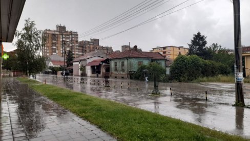 PADALI JAKA KIŠA I GRAD VELIČINE LEŠNIKA: Nevreme zahvatilo Leskovac i okolinu, voda po ulicama (FOTO)
