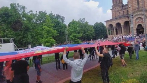 VELIKA TROBOJKA ISPRED SVETINJE: Ogroman broj ljudi ispred Crkve Svetog Marka, podrška predsedniku Vučiću (VIDEO)