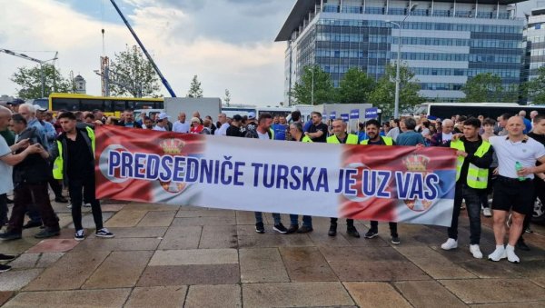 ПРЕДСЕДНИЧЕ, ТУРСКА ЈЕ УЗ ВАС: Група турских држављана на скупу Србија наде