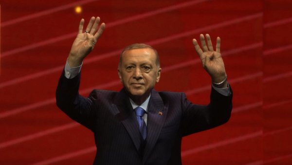 СПРЕМА СЕ ОБРТ: Ердоган диже Турску на ноге