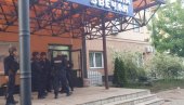 NA ZGRADI I DALJE ZASTAVE SRBIJE I UN: Tzv. Kosovska policija ostala ispred zgrade opštine Zvečan