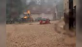 ЦЕЛА УЛИЦА ПОД ВОДОМ: Потоп у Новом Саду, аутомобили заглављени због бујице (ВИДЕО)