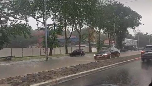 SNIMAK PLJUSKA U BEOGRADU: Nevreme praćeno grmljavinom u prestonici, najavljen i grad (VIDEO)
