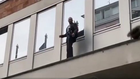 OPASNI PERFORMANS ISPRED RTS: Aktivista iz pokreta Zajedno  se popeo na nadstrešnicu (VIDEO)