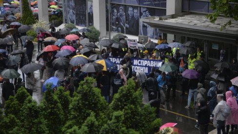 POLITIČKI PROTEST: Okupljeni šetali do RTS; Marinika Tepić preuzela proteste