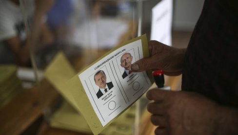 ДОШЛИ У ПРАТЊИ СВОЈИХ ЛЕПШИХ ПОЛОВИНА: Гласали Ердоган и Киличдароглу (ФОТО)