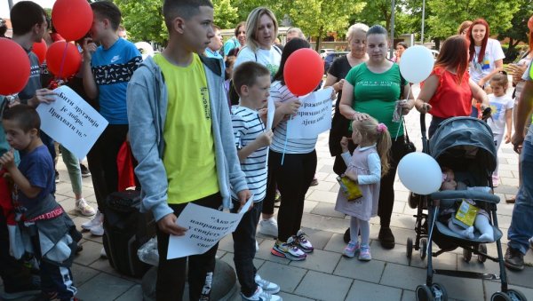 РЕШИТИ СТАТУС И ПРИМАЊА НЕГОВАТЕЉА: У Бијељини, на градском тргу, протест родитеља деце с потешкоћама у развоју