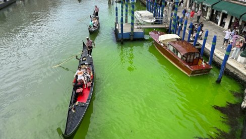 POZELENELA VODA U VENECIJI: U glavnom kanalu u dobila fluorescentnu boju