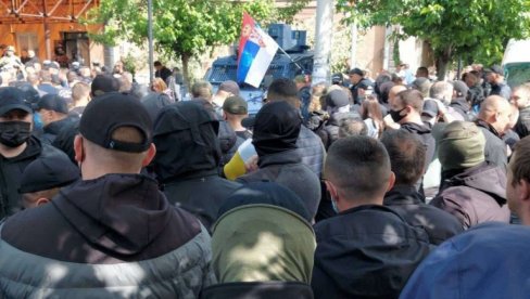 SRPSKA TROBOJKA NA VOZILU ROSU: Građani protestuju ispred zgrade opštine Zvečan