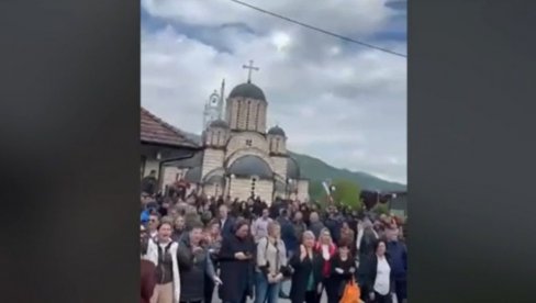 ORI SE “OVO JE SRBIJA”: Srbi u Leposaviću pevaju, Kurtijev okupator u zgradi (VIDEO)