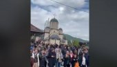 ОРИ СЕ ОВО ЈЕ СРБИЈА: Срби у Лепосавићу певају, Куртијев окупатор у згради (ВИДЕО)