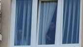 NE SME DA SIĐE MEĐU GRAĐANE LEPOSAVIĆA: Kurtijev gradonačelnik viri kroz zavesu i gleda okupljene Srbe ( FOTO)