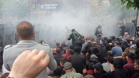 KFOR NAPAO SRBE NA KOSOVU I METOHIJI: Ima povređenih - haos u Zvečanu (FOTO)