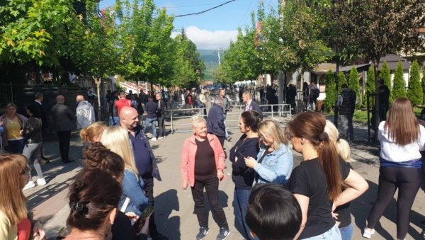 ЈУТРО У ЗВЕЧАНУ: Радници се окупили испред општине - желе да уђу на своја радна места