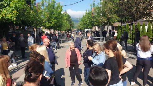 ЈУТРО У ЗВЕЧАНУ: Радници се окупили испред општине - желе да уђу на своја радна места