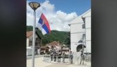 КУРТИЈЕВОЈ ПОЛИЦИЈИ ИСПРЕД НОСА: Срби окачили тробојку у близини Општине у Зубином Потоку (ВИДЕО)