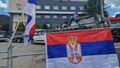 СРПСКЕ ТРОБОЈКЕ НА ПРЕПРЕКАМА КФОР-а: Срби у Лепосавићу окачили заставе на бодљикаве жице (ВИДЕО)