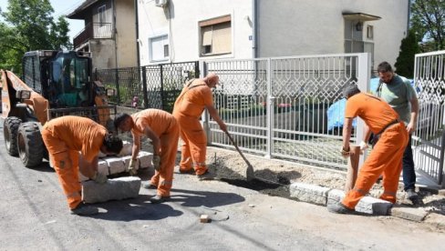 PUTARI OBNAVLJAJU 110 METARA KOLOVOZA U ZEMUNU: Novi asfalt u Pinkijevoj ulici