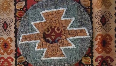 ПИРОТСКИ ЋИЛИМ У МОЗАИКУ: Изложба Ткање каменом у Манаковој кући