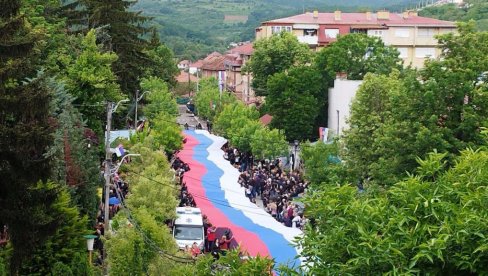 DIVAN PRIZOR U ZVEČANU: Srbi razvili trobojku dugu 250 metara (FOTO/VIDEO)