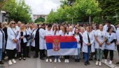 „IZAĐI, MALA“: Srbi u Zvečanu uglas pevaju „himnu protesta“  (VIDEO)