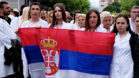 SA SRPSKOM ZASTAVOM I ŠAJKAČOM: Lekari KBC Kosovska Mitrovica došli da podrže mirni protest u Zvečanu (FOTO)