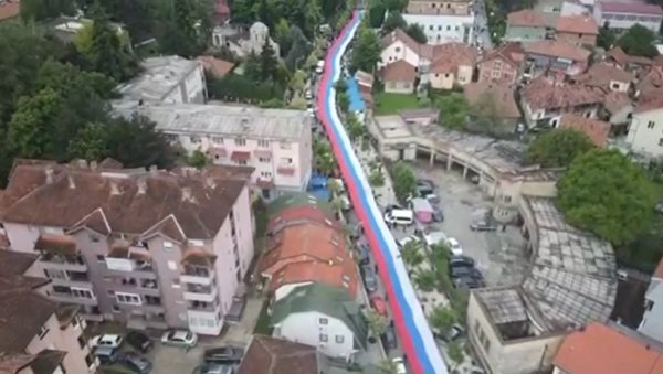СНИМАК ИЗ ВАЗДУХА: Погледајте како изгледа српска тробојка дуга 250 метара развијена на улицама Звечана (ВИДЕО)