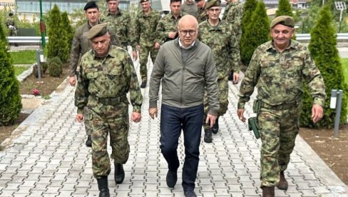 VOJSKA PRATI RAZVOJ SITUACIJE NA TERENU: Ministar Vučević stigao u garnizon Raška