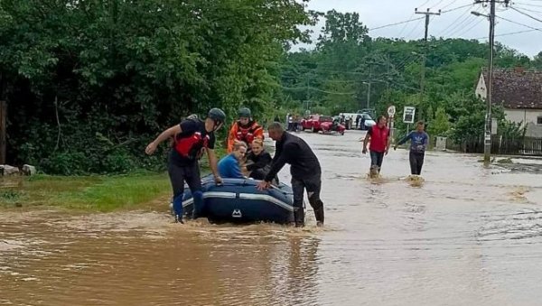 ВАНРЕДНА СИТУАЦИЈА У ШЕСТ ОПШТИНА: Поплаве направиле хаос, у околини Шапца евакуисано 26 особа међу којима су и деца (ФОТО)
