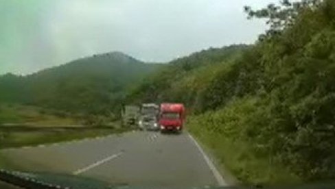 ZA DLAKU IZBEGAO TRAGEDIJU: Stravičan snimak sa puta kod Ovčar Banje (VIDEO)