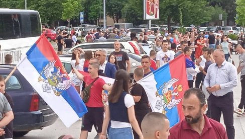 VIJORE SE TROBOJKE U PODGORICI: Skup podrške Srbima na Kosmetu, ispred Sabornog hrama (FOTO)