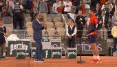 AMAN, DOSTA VIŠE! Novak Đoković je ovako prekinuo intervju na terenu posle pobede nad Fučovičem na Rolan Garosu